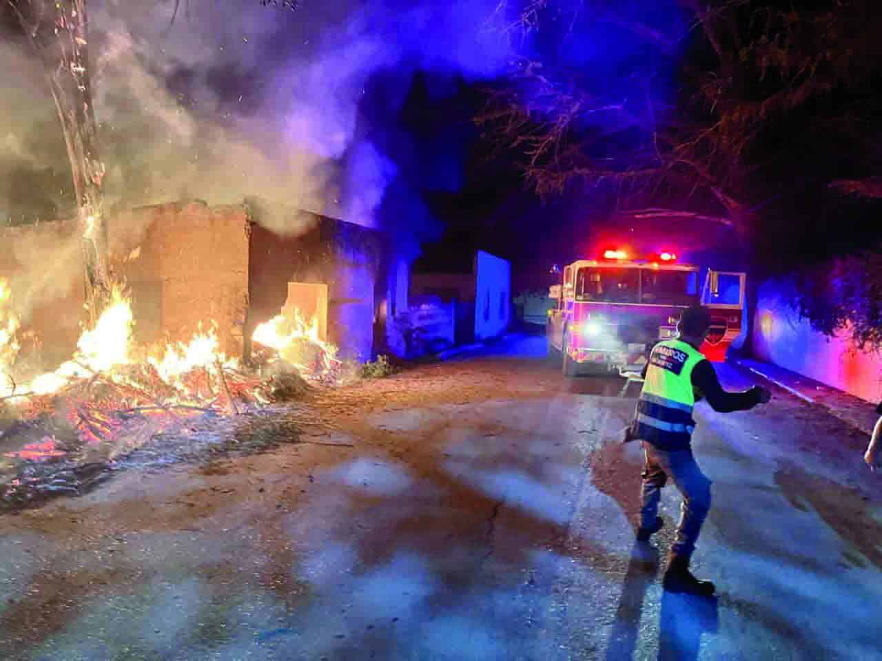 Bomberos de Múzquiz controlan incendio en vivienda abandonada Bomberos de Múzquiz controlan incendio en vivienda abandonada