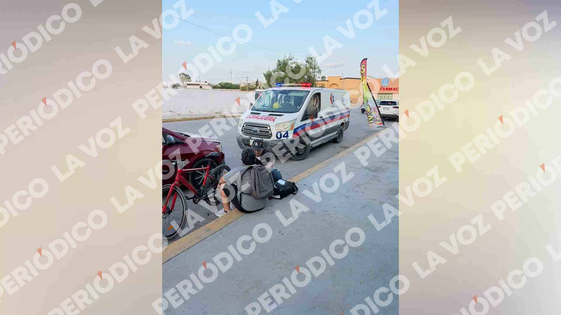 Ciclista embestido por auto y conductor escapa
