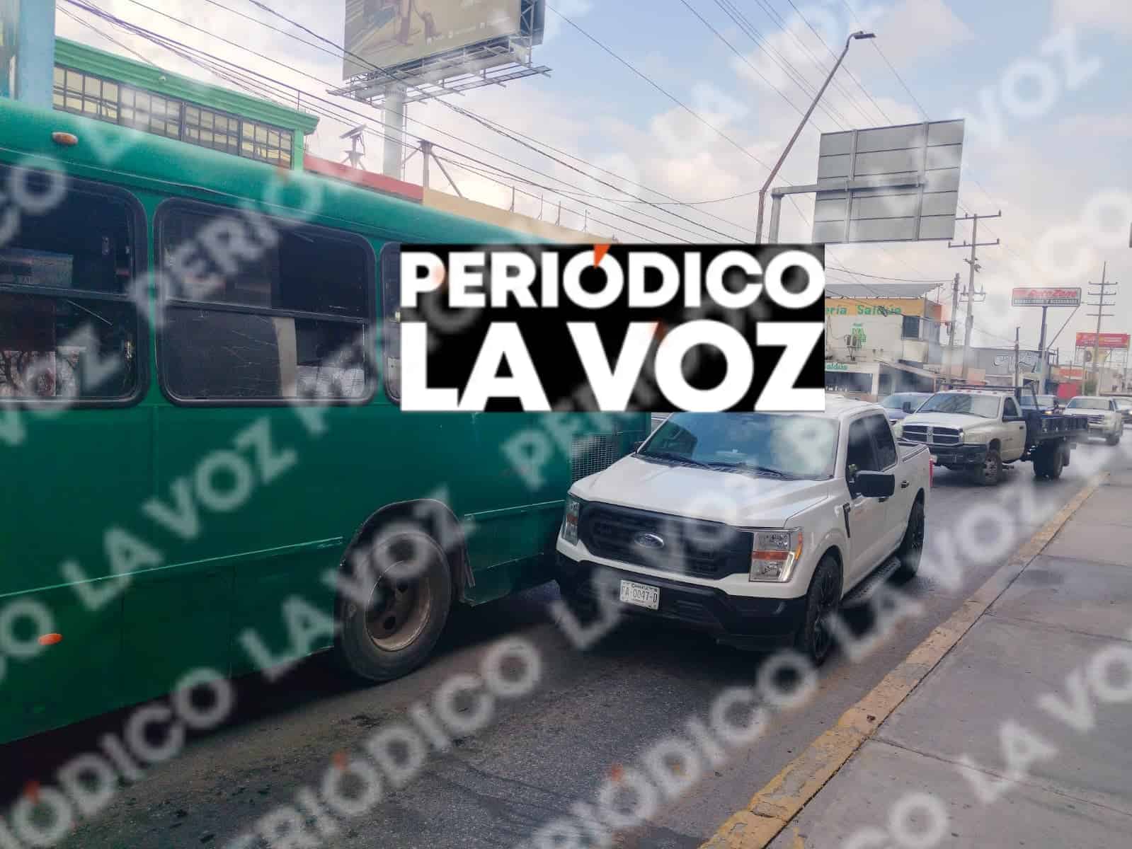 Cami&oacute;n de pasajeros provoca accidente sin seguro en Monclova