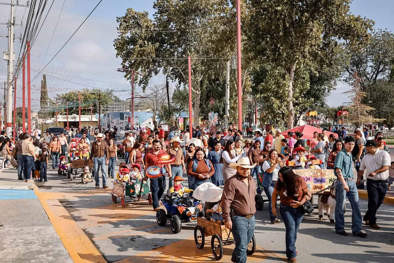 Re&uacute;ne a familias y ni&ntilde;os la Mini Cabalgata del Bicentenario en Allende