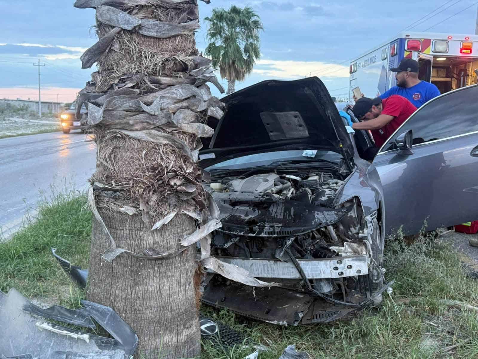 Joven resulta lesionada tras chocar contra una palma en la carretera 57