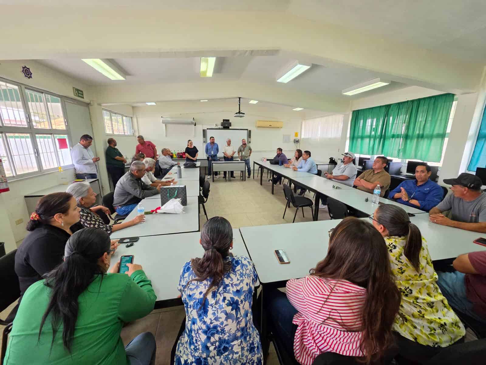 Despiden en el CBTa 210 a maestro tras 38 a&ntilde;os dedicados a la educaci&oacute;n