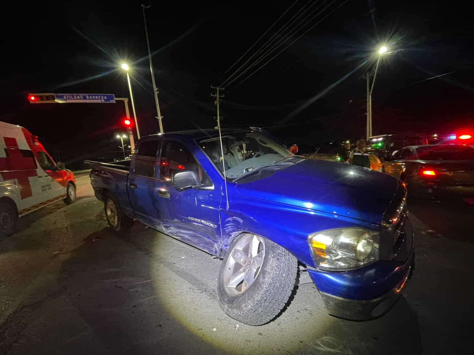 Chocan camioneta y taxi en Ciudad Acu&ntilde;a, solo hay da&ntilde;os materiales