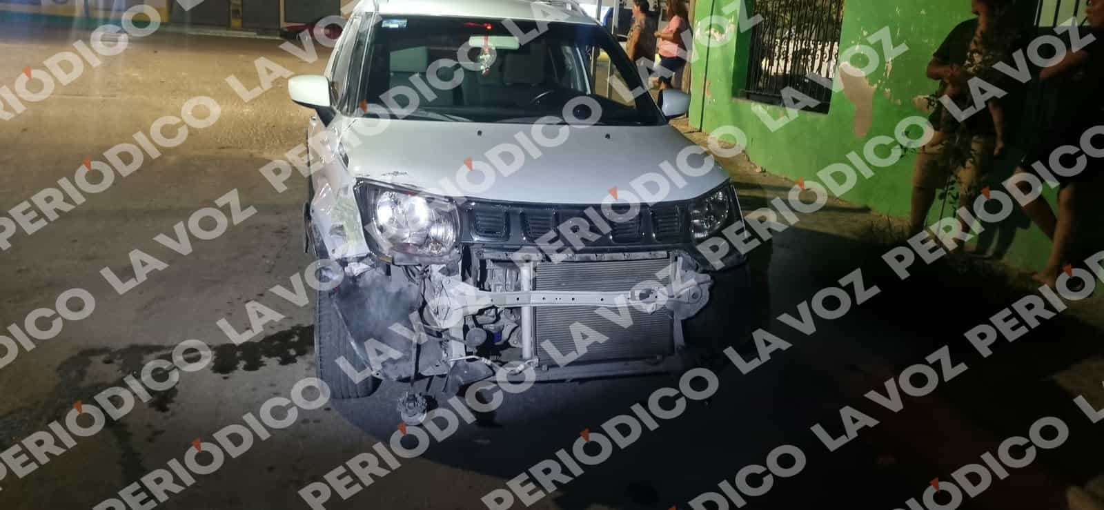 Se atraviesa y provoca choque