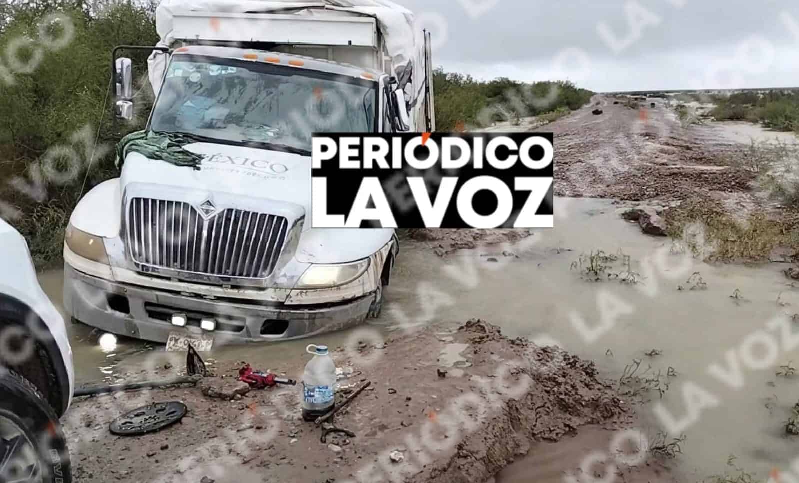 Se atasca en el lodo cami&oacute;n de Conasupo