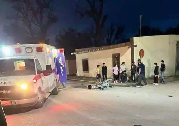 Choque entre moto y camioneta deja dos j&oacute;venes lesionados en Morelos