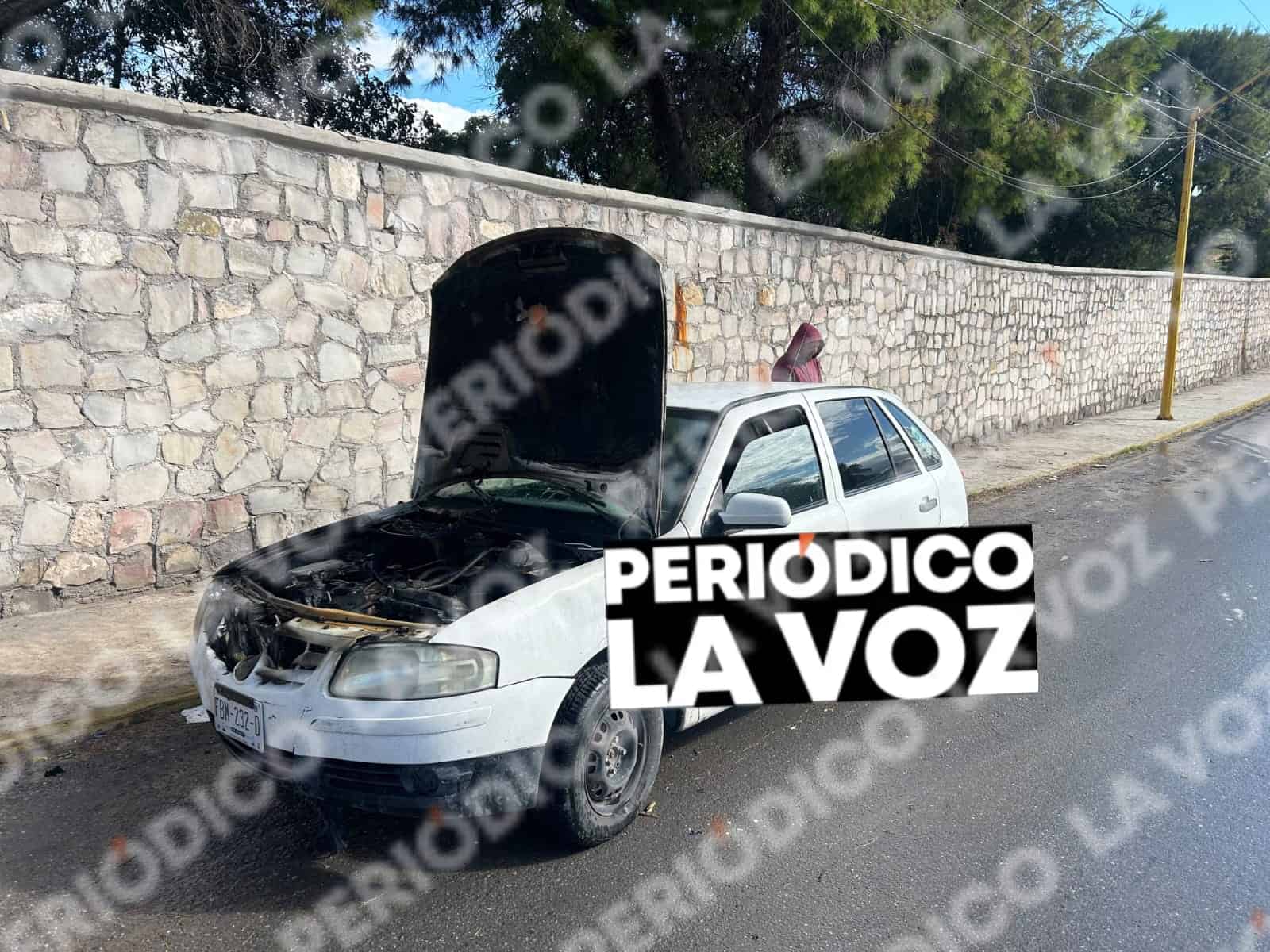 Arde auto en la avenida Adolfo L&oacute;pez Mateos