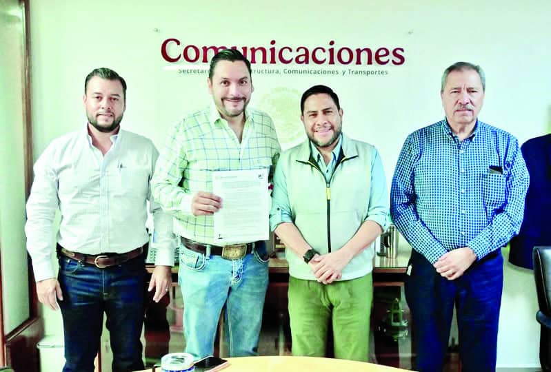 Carlos Villarreal firma convenio con SICT para reciclar material en Monclova