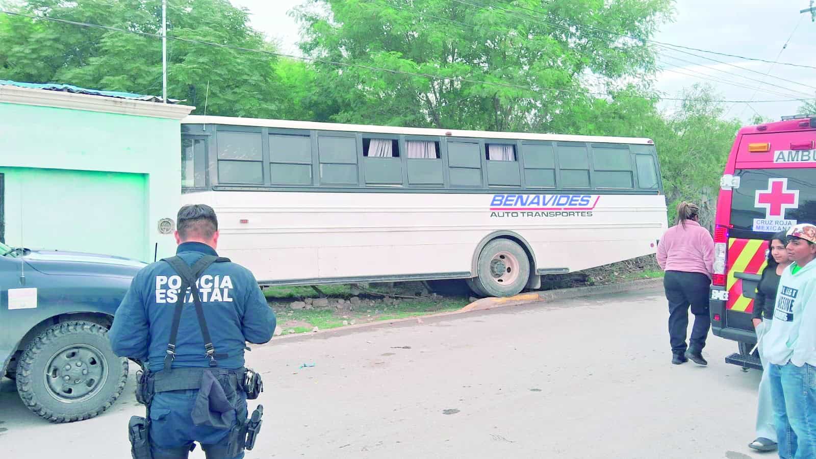 Pierde control y mete cami&oacute;n a vivienda en la Oscar Flores Tapia