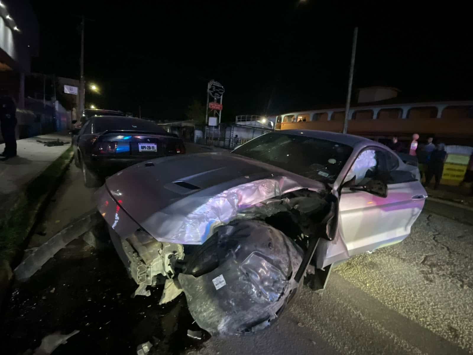 Mustang choca contra poste de la CFE y daña otros dos vehículos en Acuña Mustang choca contra poste de la CFE y daña otros dos vehículos en Acuña