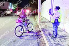 Atropella a ciclista y taxista escapa