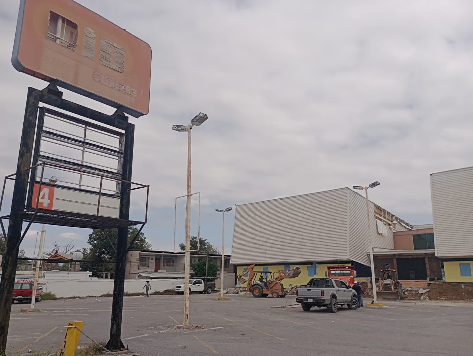 Inician demolici&oacute;n del hist&oacute;rico Cine Azteca en Monclova