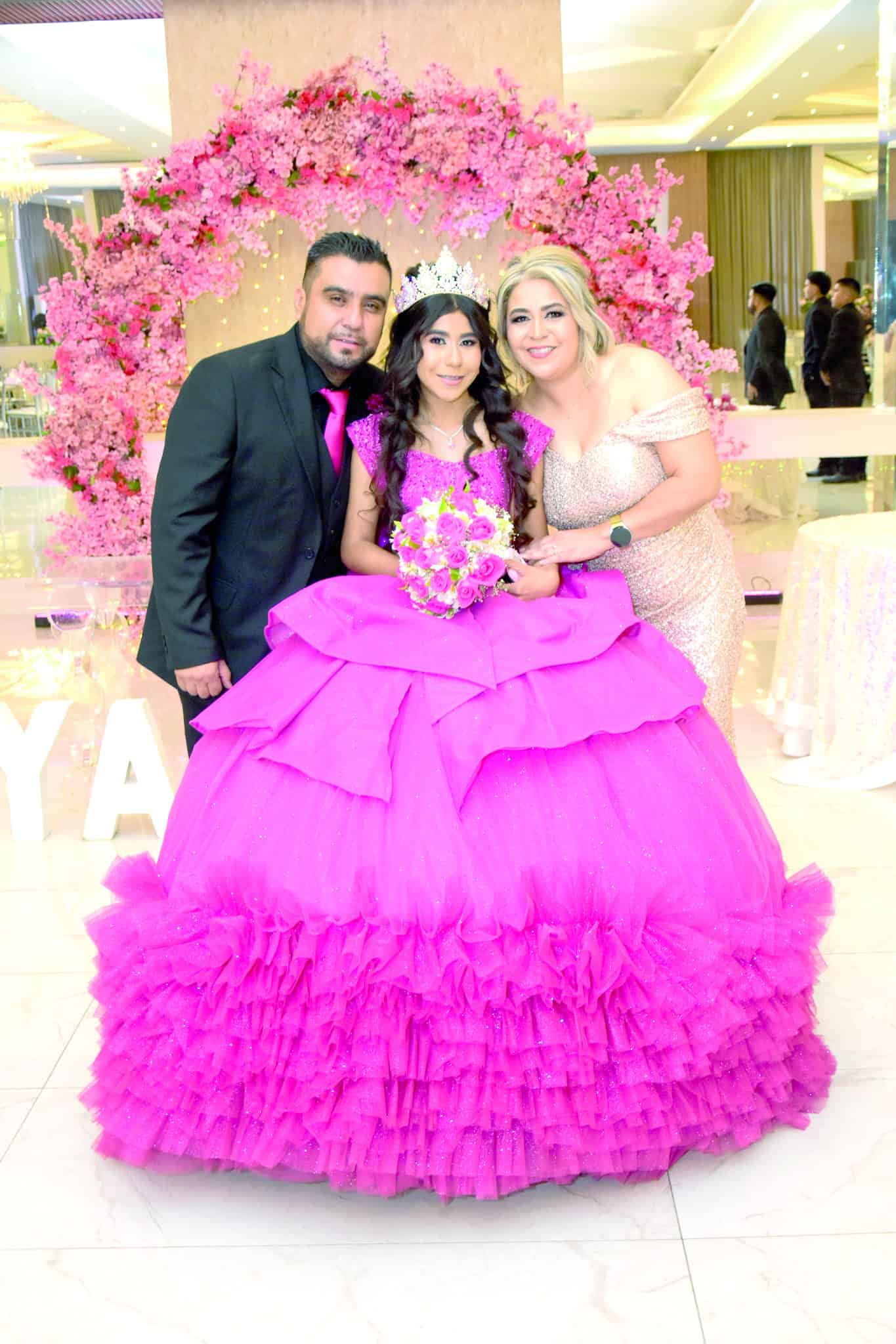Yadira Franco y su familia celebran sus XV a&ntilde;os con alegr&iacute;a