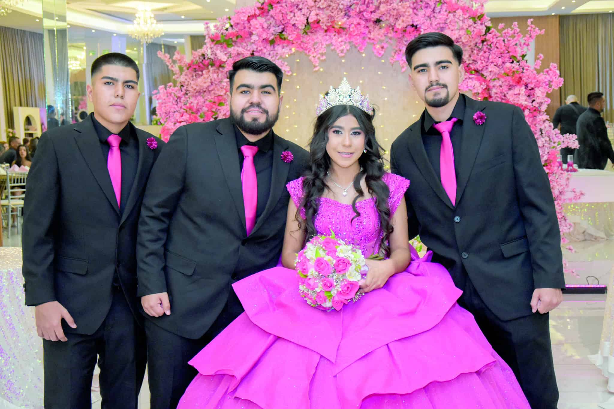 Yadira Franco y su familia celebran sus XV a&ntilde;os con alegr&iacute;a