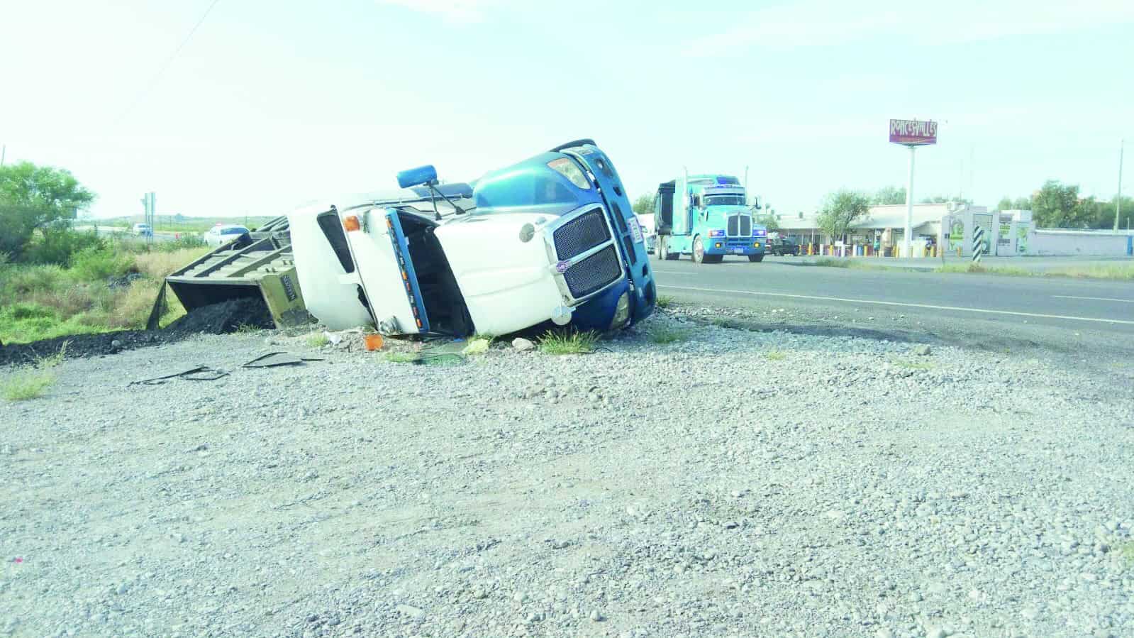 Accidente de tractocamión en Sabinas genera movilización de autoridades