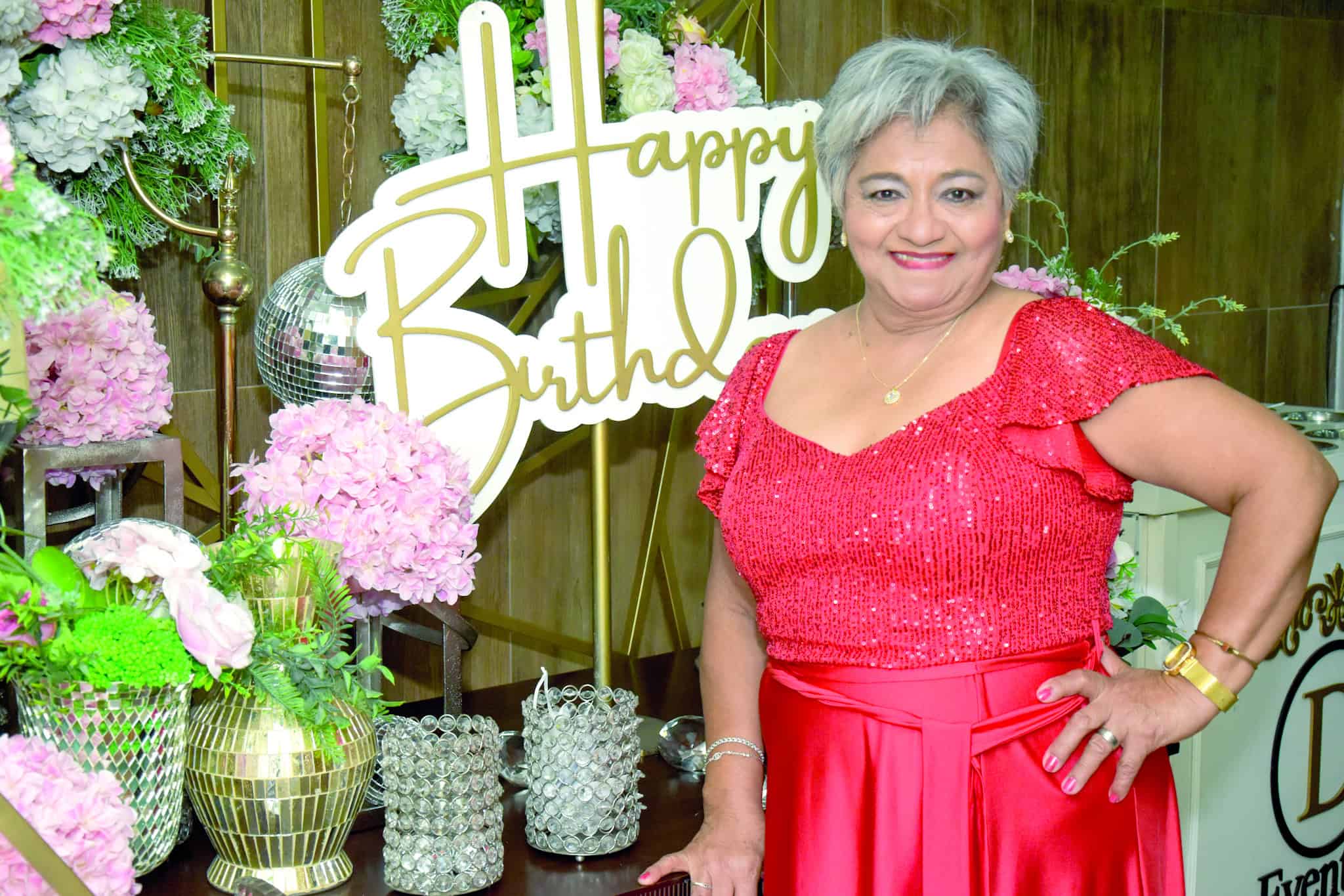 Teresita Salom&oacute;n celebra su cumplea&ntilde;os 70 con fiesta sorpresa