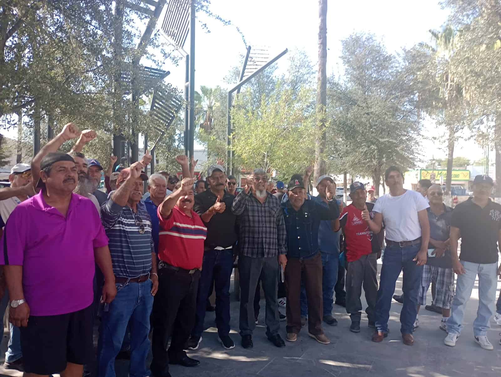 Obreros del Grupo de Defensa Laboral de AHMSA se mantienen vigilantes en los accesos a la planta ante el riesgo de extracción de maquinaria y equipo.