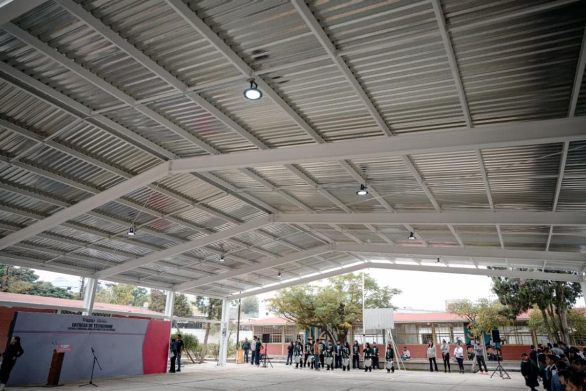 Javier D&iacute;az Gonz&aacute;lez entrega techumbre en la Escuela Primaria Amalia Euresti de Saltillo