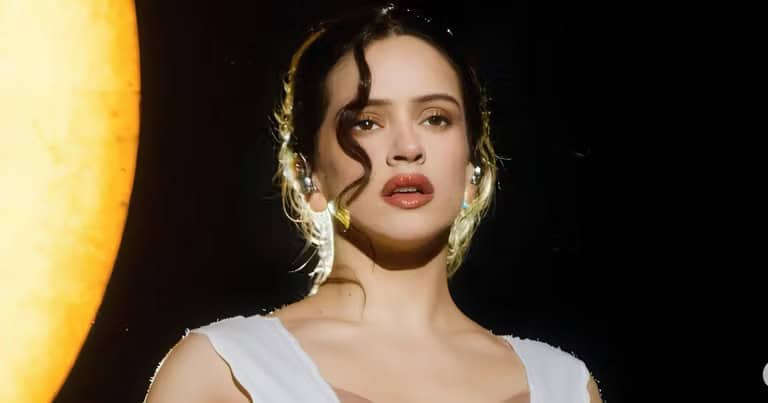 Rosal&iacute;a no escucha su m&uacute;sica tras lanzarla: revela sus razones