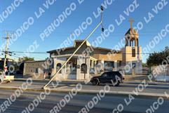 Camioneta Dodge Durango causa daños a luminaria en Monclova