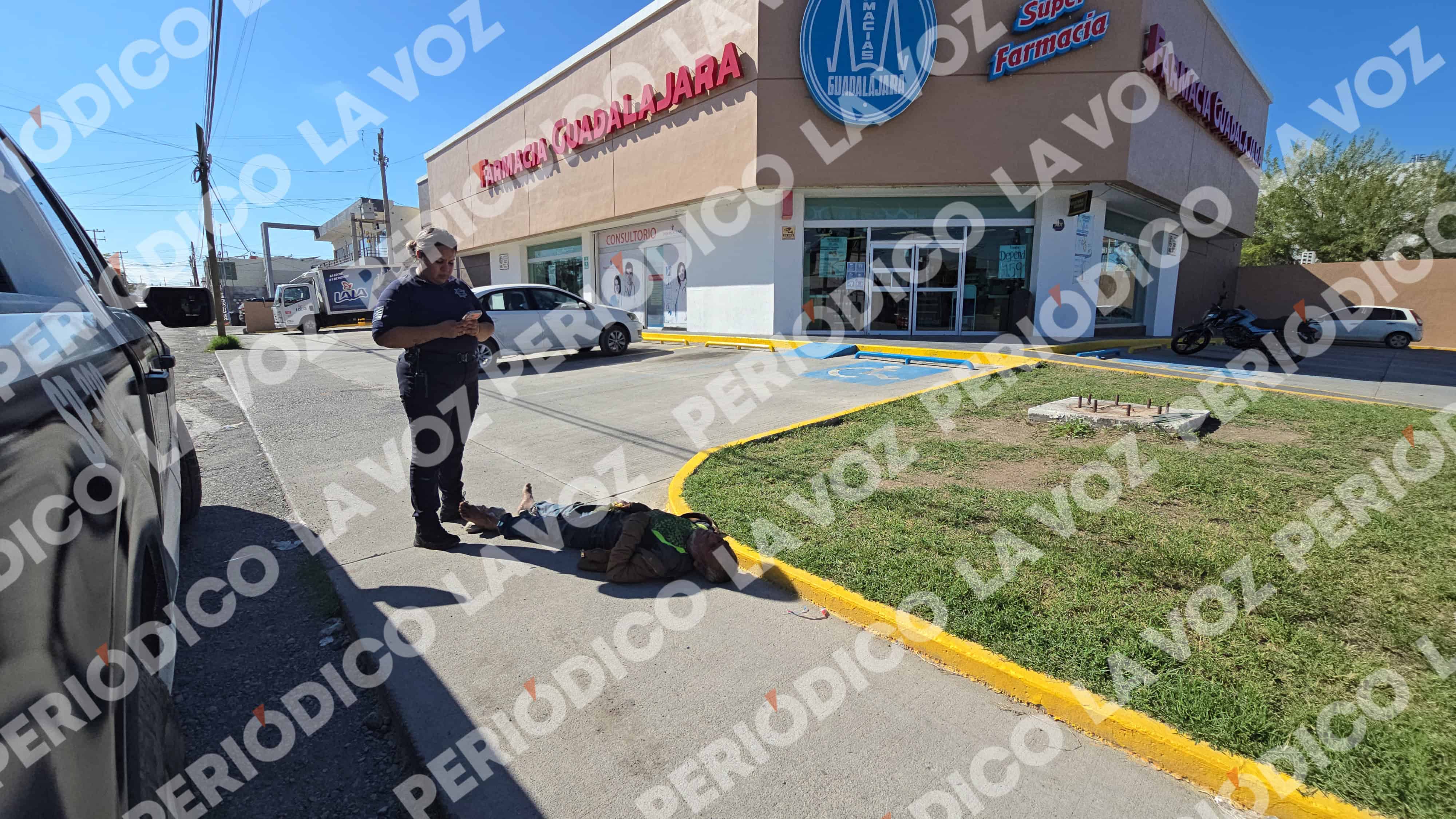 Hombre de 65 a&ntilde;os cae y es auxiliado por vecinos