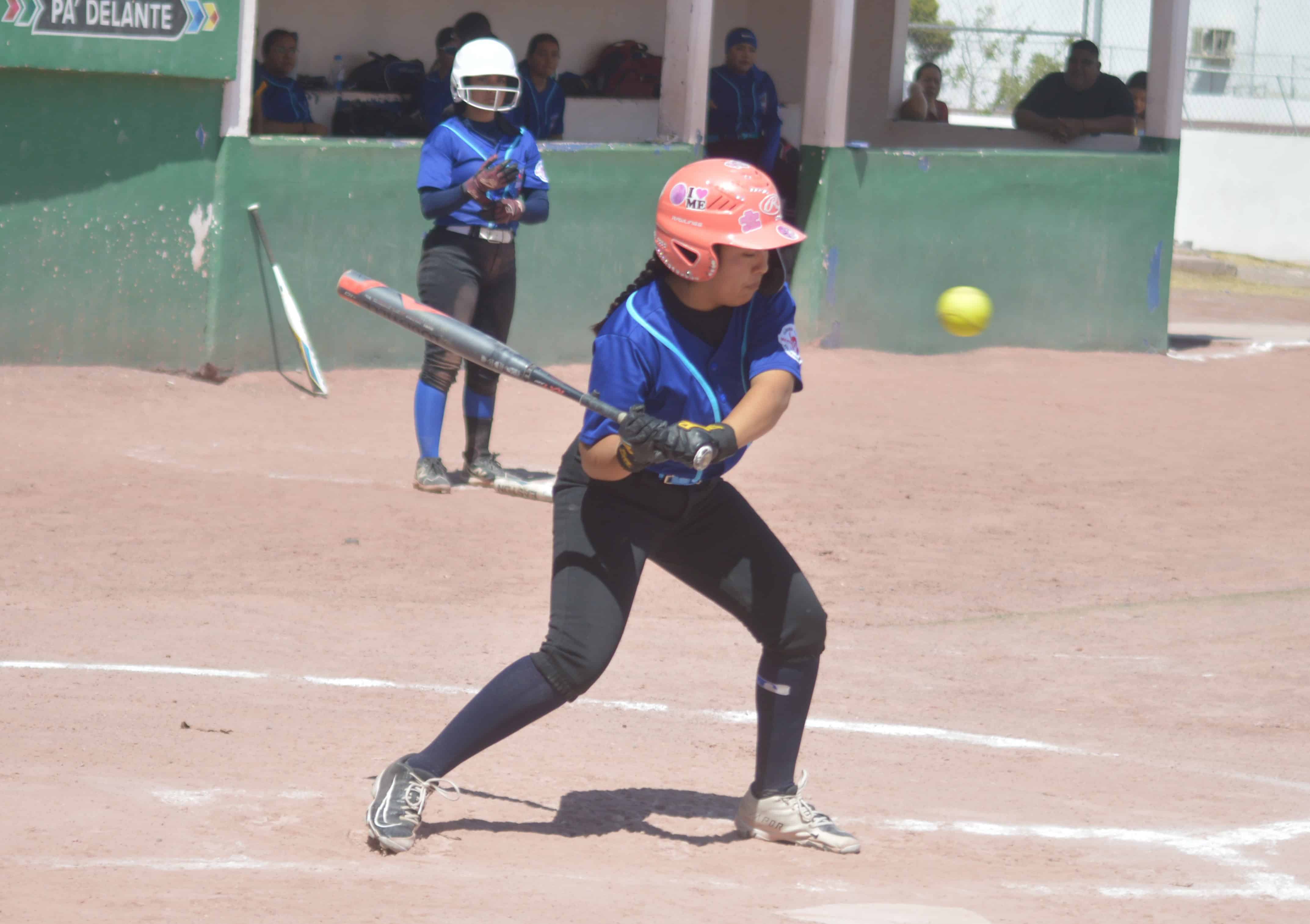 Victoria de la Academia Bravos de Sabinas sobre Juniors en softbol