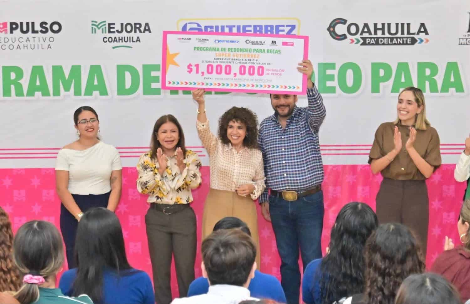 Carlos Villarreal entrega un mill&oacute;n de pesos en becas a estudiantes de Monclova