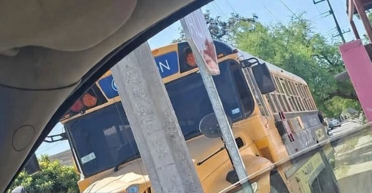 Denuncian vecinos de la colonia Independencia riesgo vial por autobuses estacionados