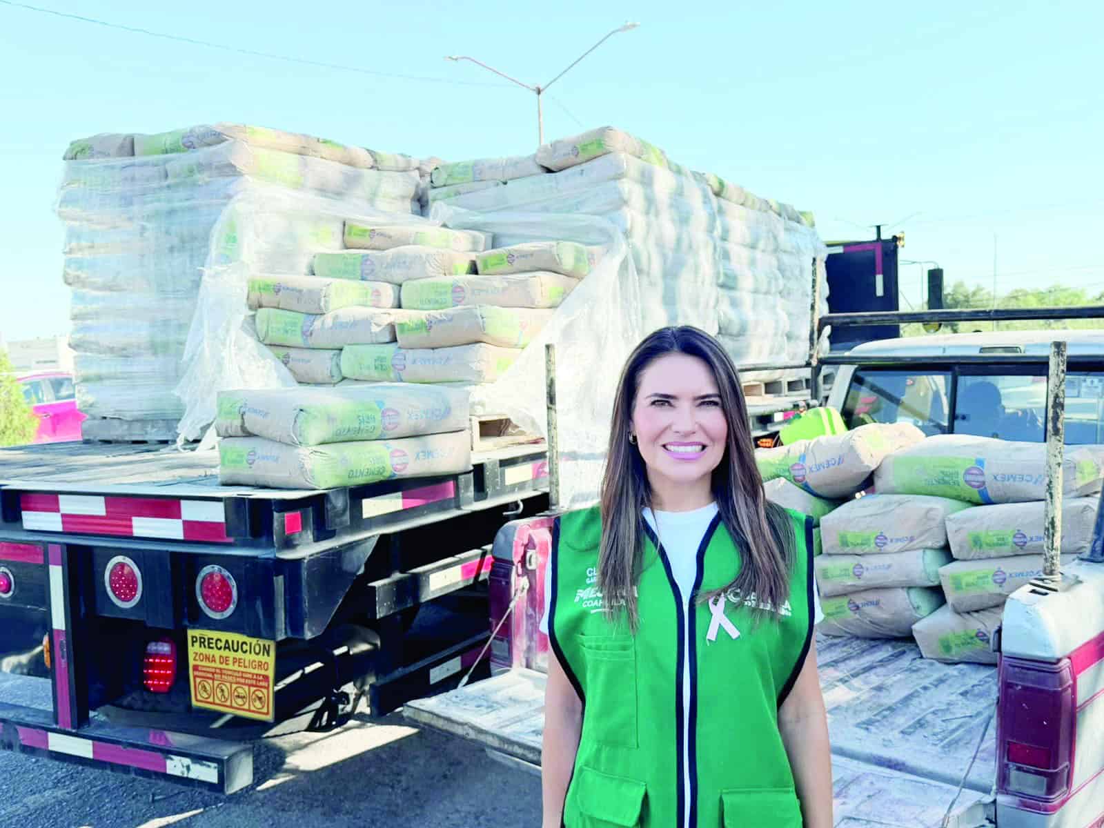 M&aacute;s de 65 familias en Sabinas reciben cemento