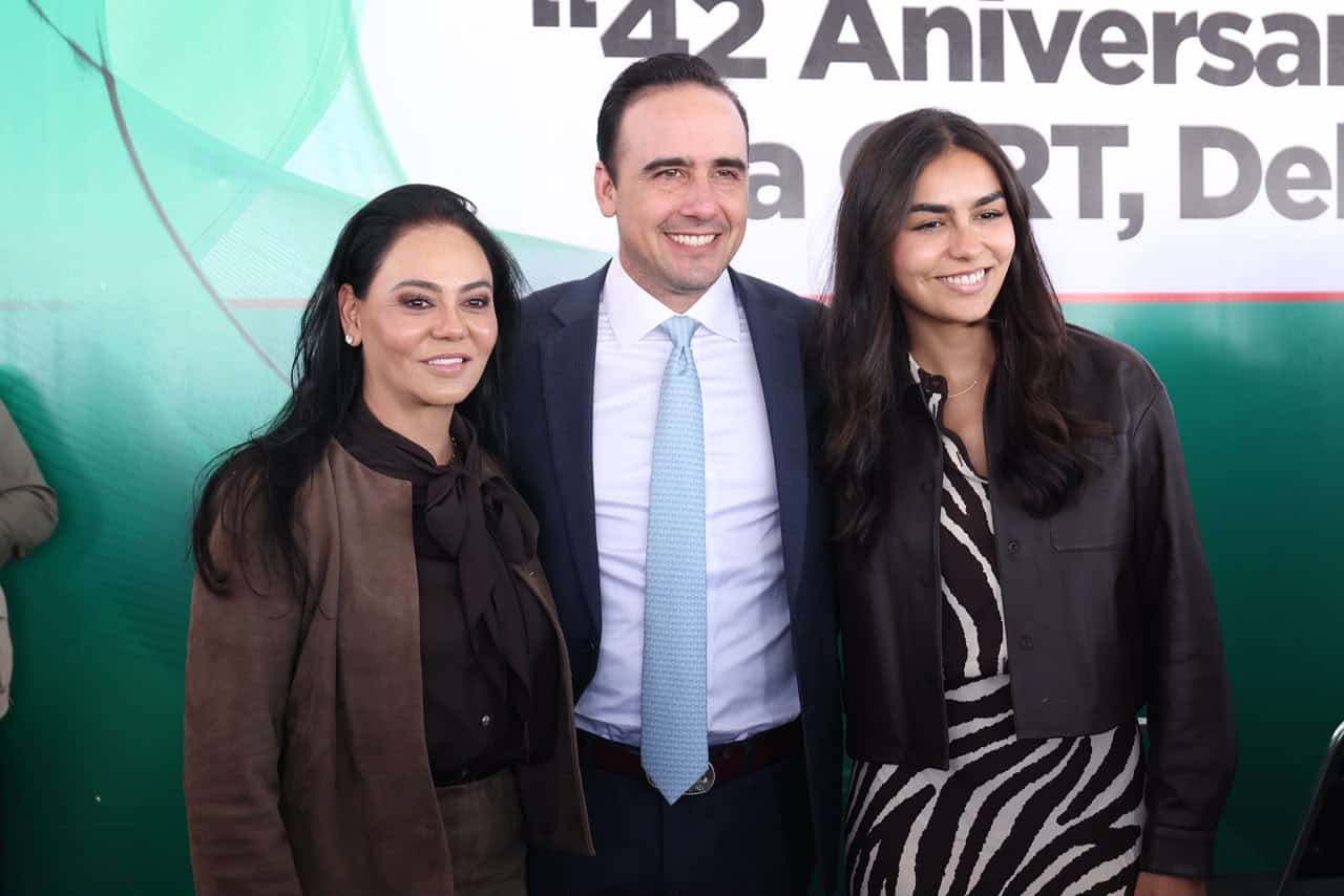 Durante la celebración del 42 aniversario de la CIRT Coahuila; C.P Laila Kamar G. Directora general del grupo GIK y GARKAM. Ing Manolo Jiménez S Gobernador del estado y Lic. Laila Sofía Garza Kamar directora de Marketing del grupo GIK y GARKAM