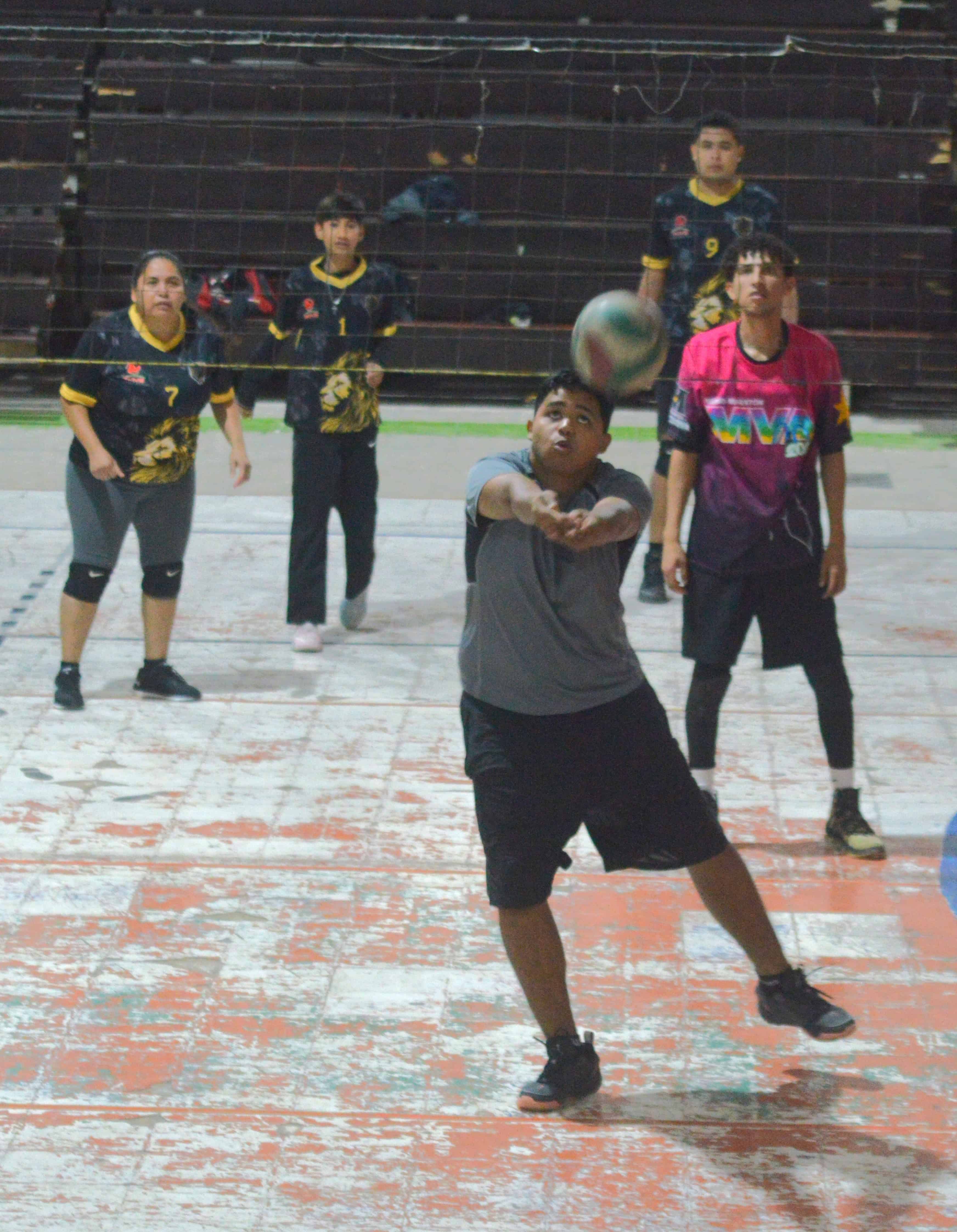 Pumas de la UTRCC superan a Los Almanza en voleibol