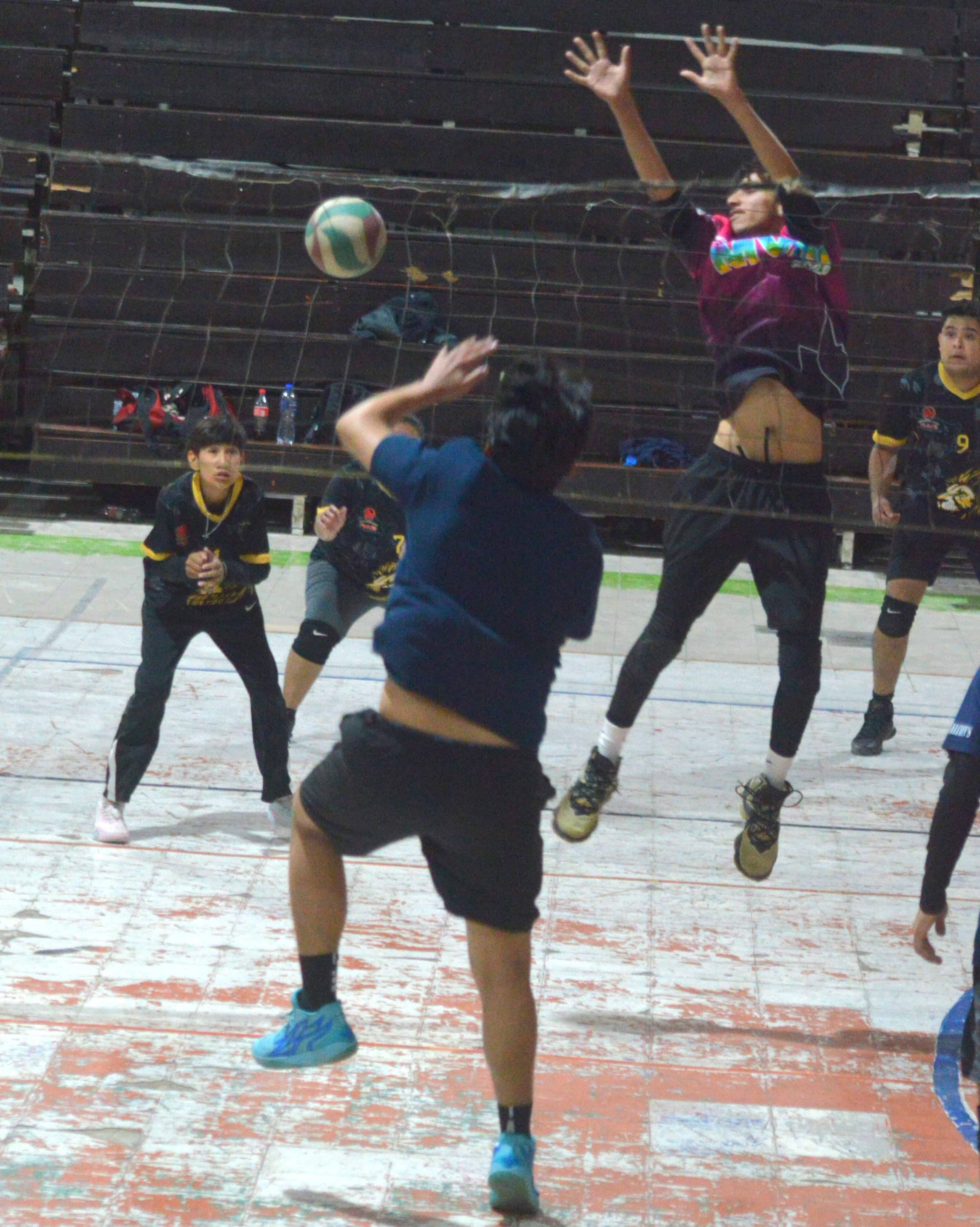Pumas de la UTRCC superan a Los Almanza en voleibol