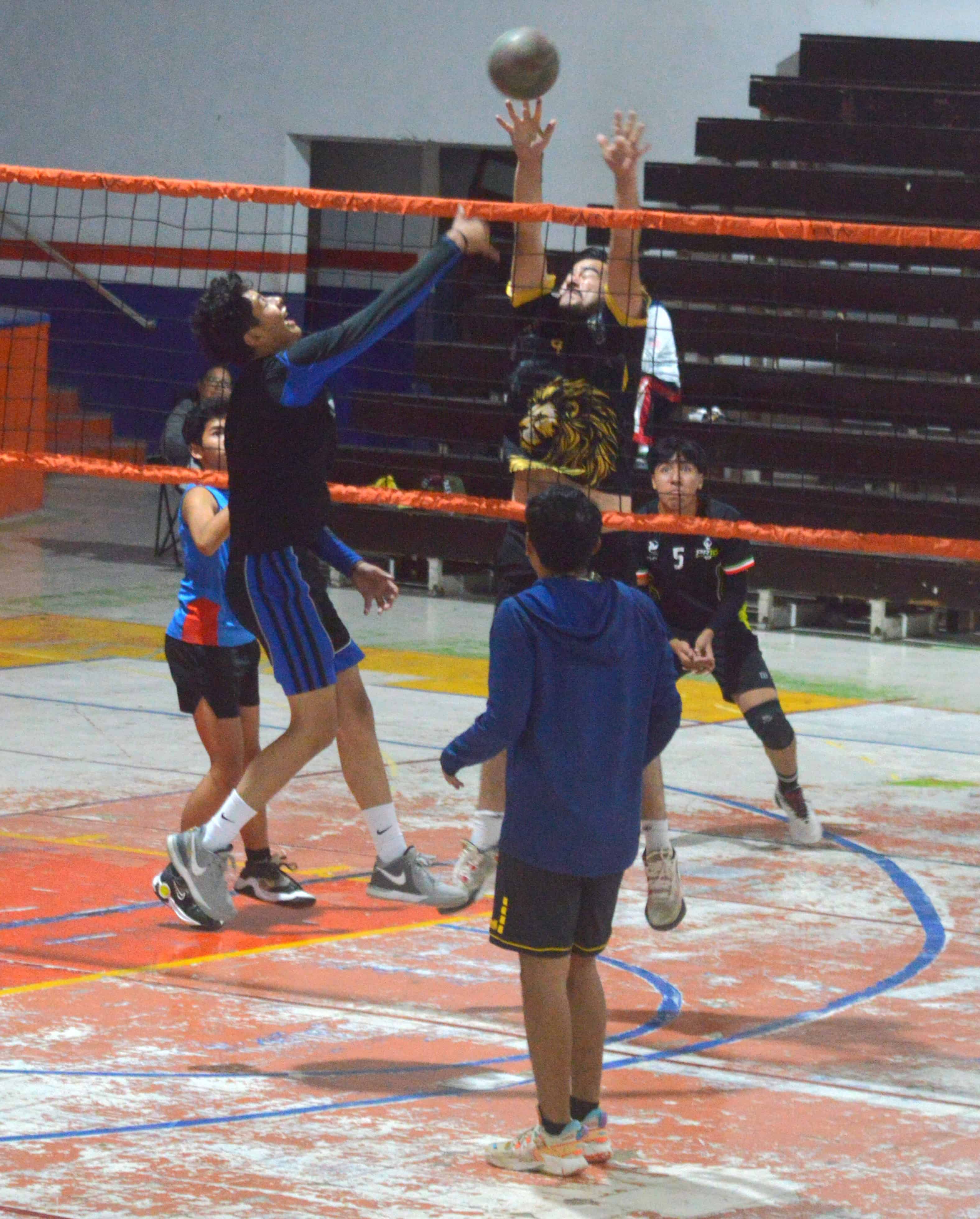 Pumas de la UTRCC superan a Los Almanza en voleibol