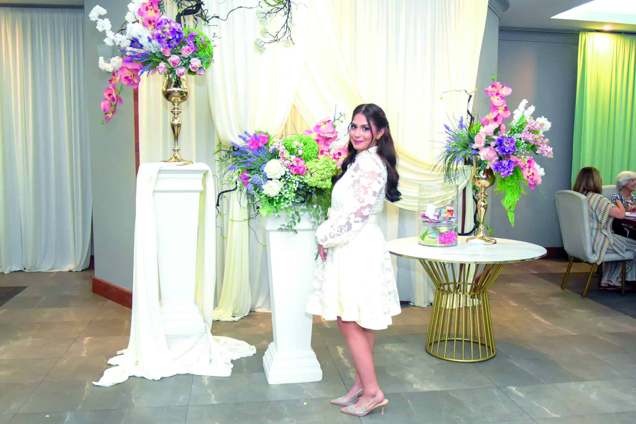 Familia y amigas acompa&ntilde;an a Fabiola Zapata en su despedida de soltera