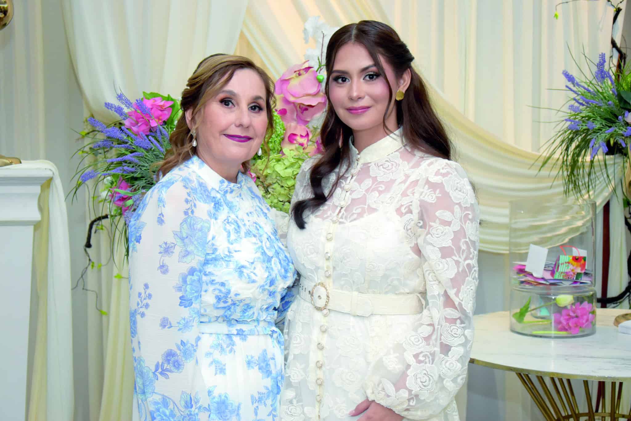 Familia y amigas acompa&ntilde;an a Fabiola Zapata en su despedida de soltera