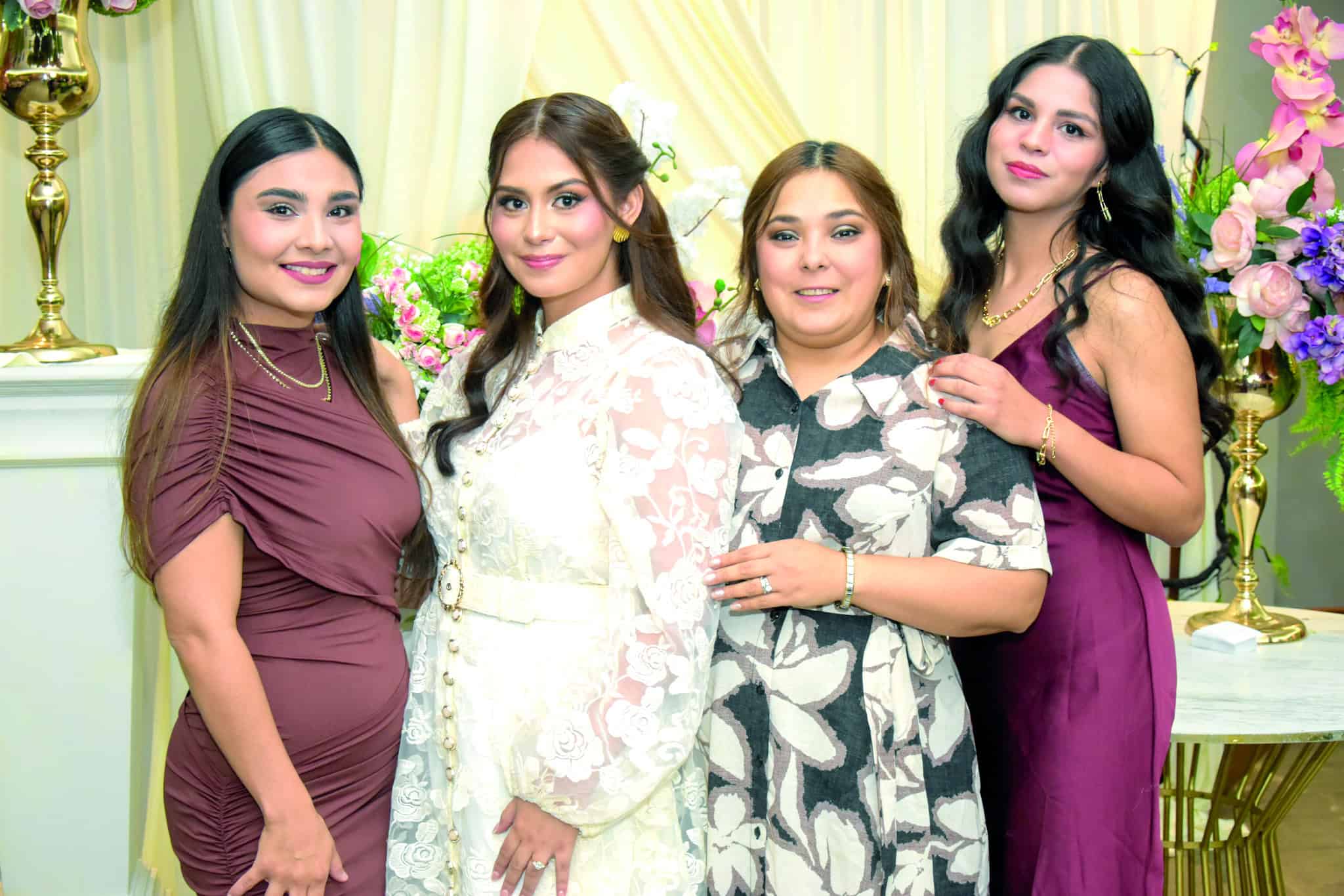 Familia y amigas acompa&ntilde;an a Fabiola Zapata en su despedida de soltera