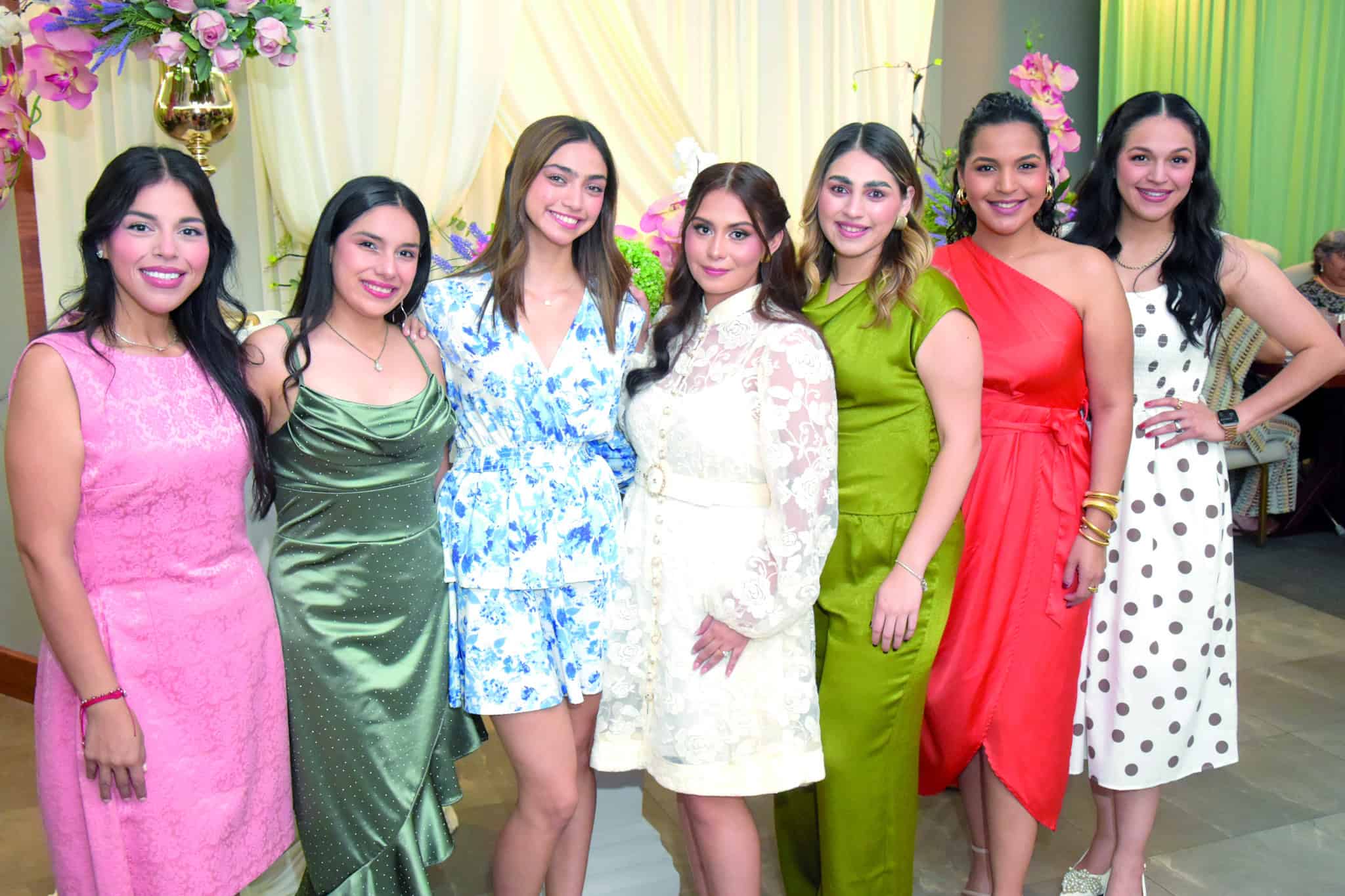 Familia y amigas acompa&ntilde;an a Fabiola Zapata en su despedida de soltera
