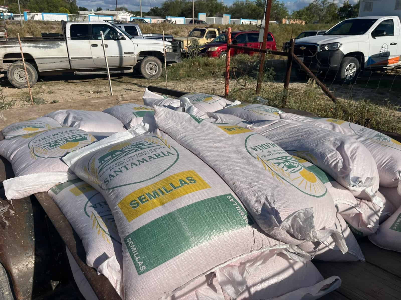 Apoyan al campo con 18 toneladas de alimento forrajero