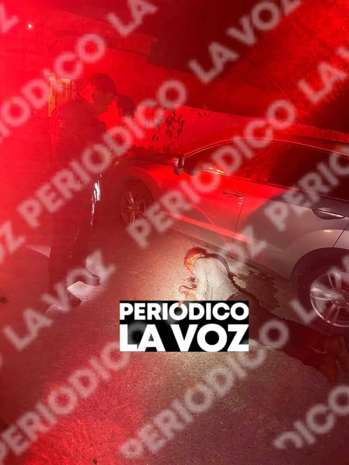 Hombre de edad avanzada hallado tirado y golpeado en la calle