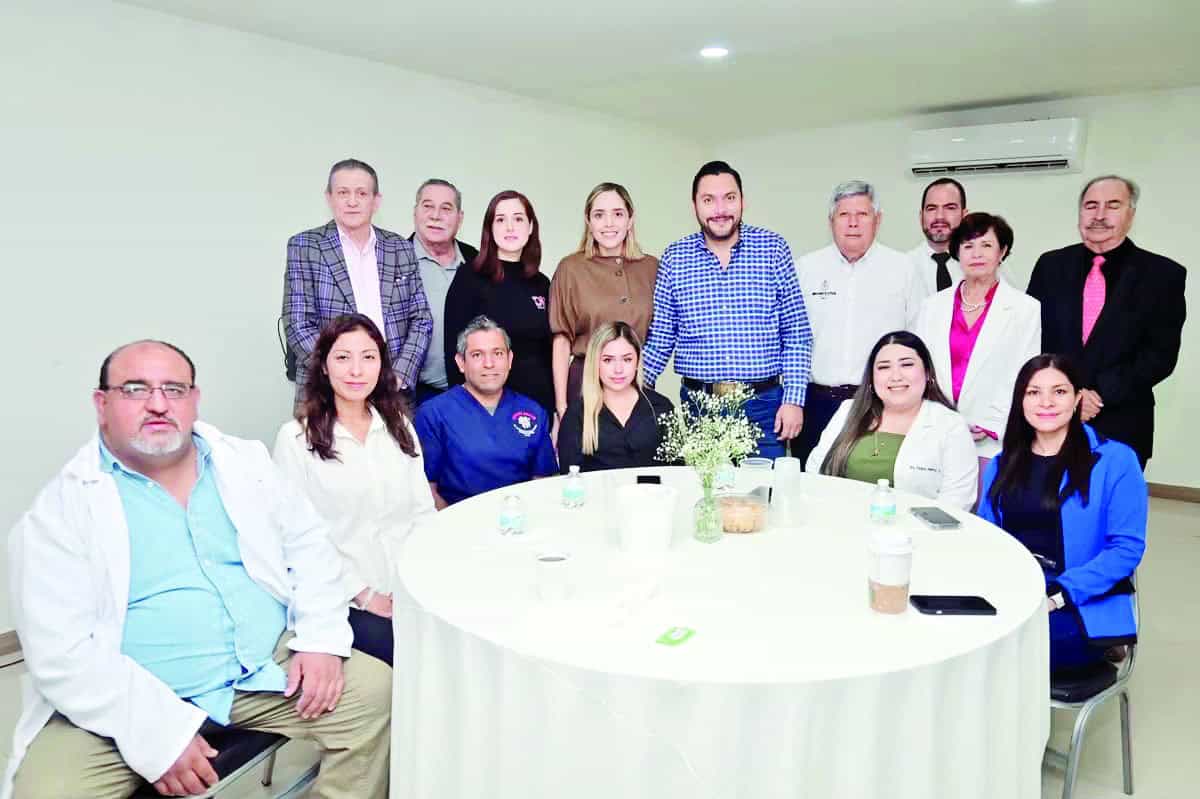 Carlos Villarreal reconoce a m&eacute;dicos en Monclova por su labor