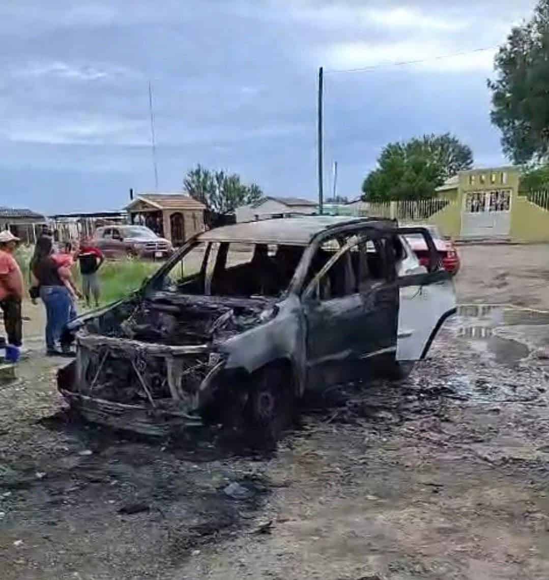 Bomberos controlan incendio de Jeep Cherokee en pante&oacute;n municipal