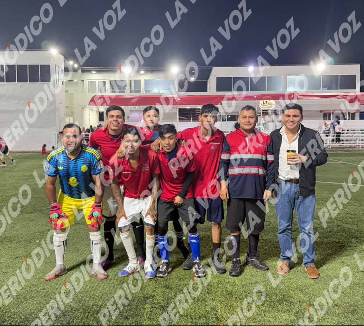 Polic&iacute;as y rescatistas  Cambian armas por goles