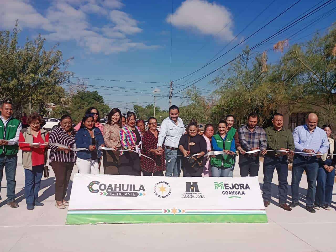 Carlos Villarreal entrega obras de pavimentaci&oacute;n en Monclova