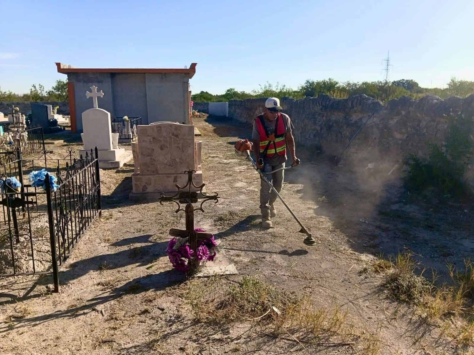 Preparan pante&oacute;n de R&iacute;o Bravo para recibir a familias en D&iacute;a de Muertos