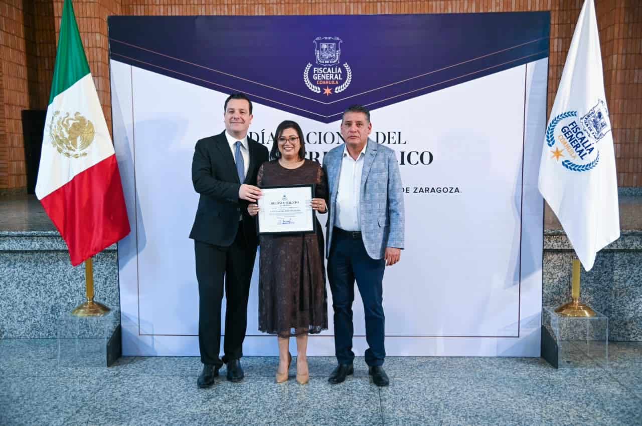 Reconocen a Nancy Robles por 15 a&ntilde;os de servicio en la Fiscal&iacute;a de Coahuila