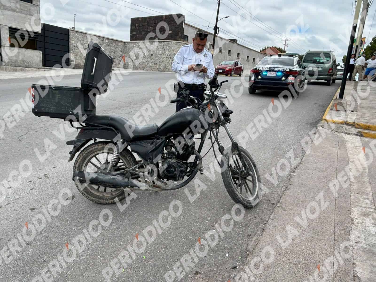 Choque entre motocicleta y camioneta Peugeot en Monclova