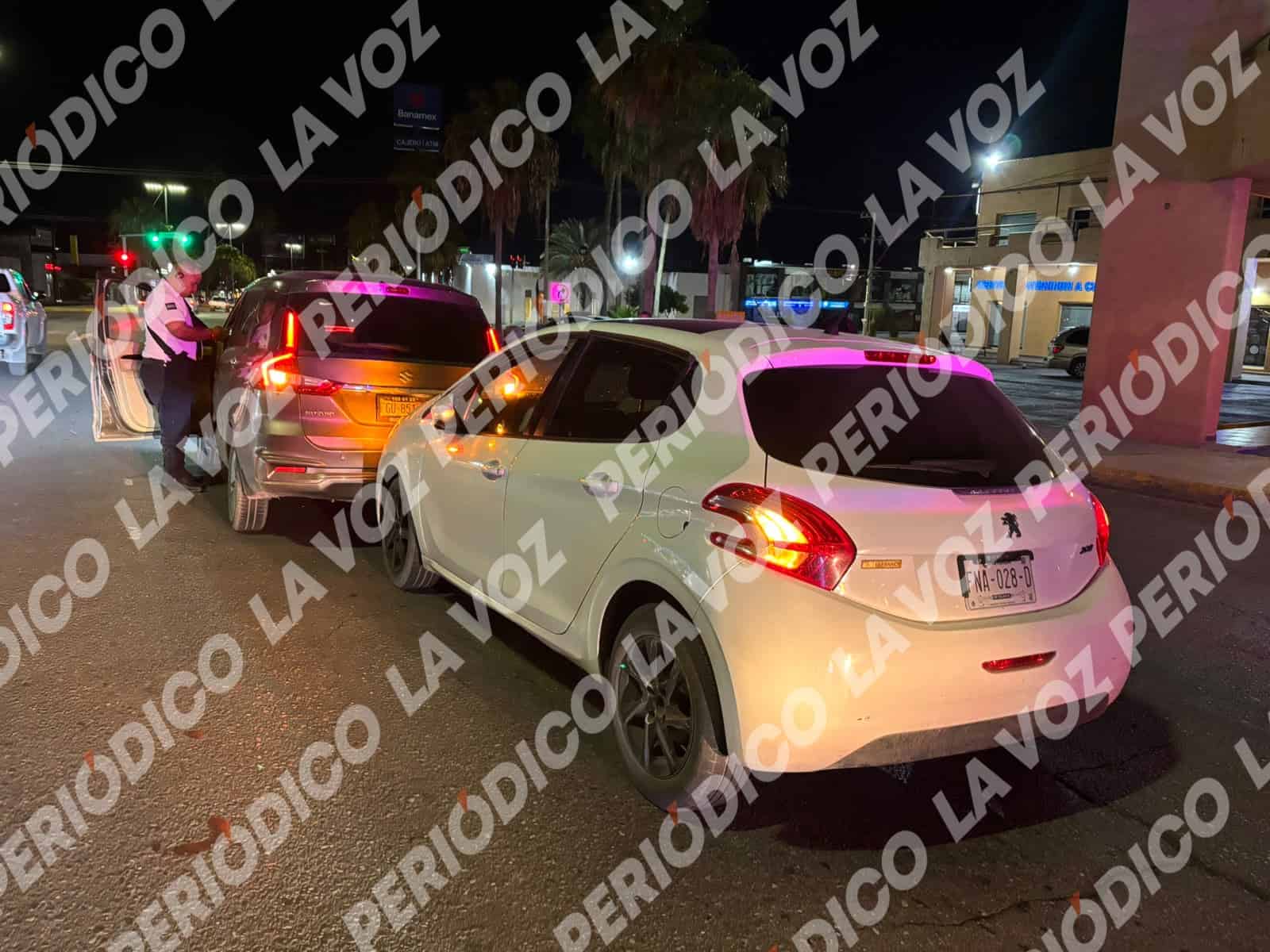 Choque por alcance en Monclova entre un Peugeot y una Suzuki Ertiga deja da&ntilde;os materiales