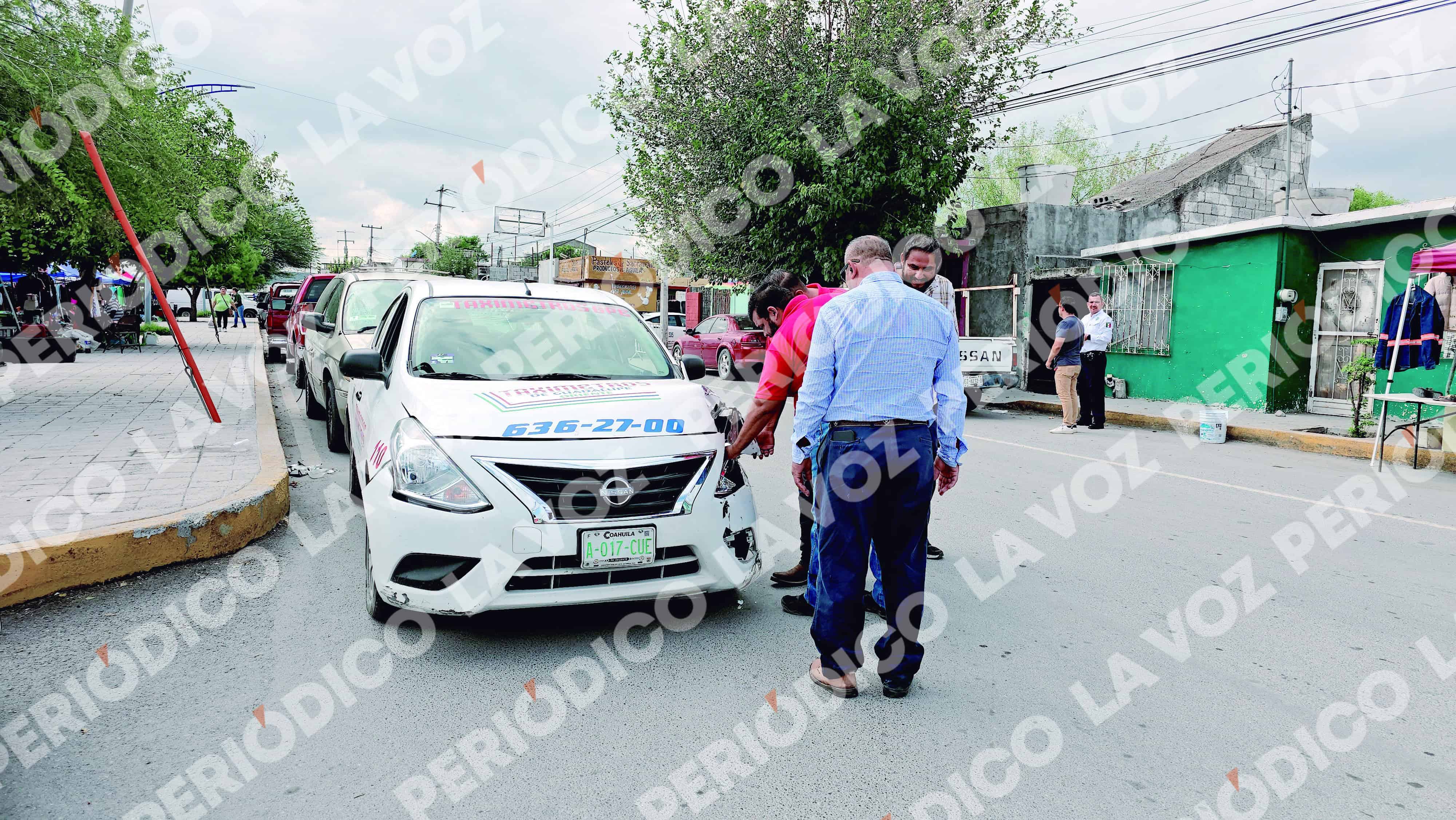 Taxista provoca choque en Monclova al invadir sentido contrario