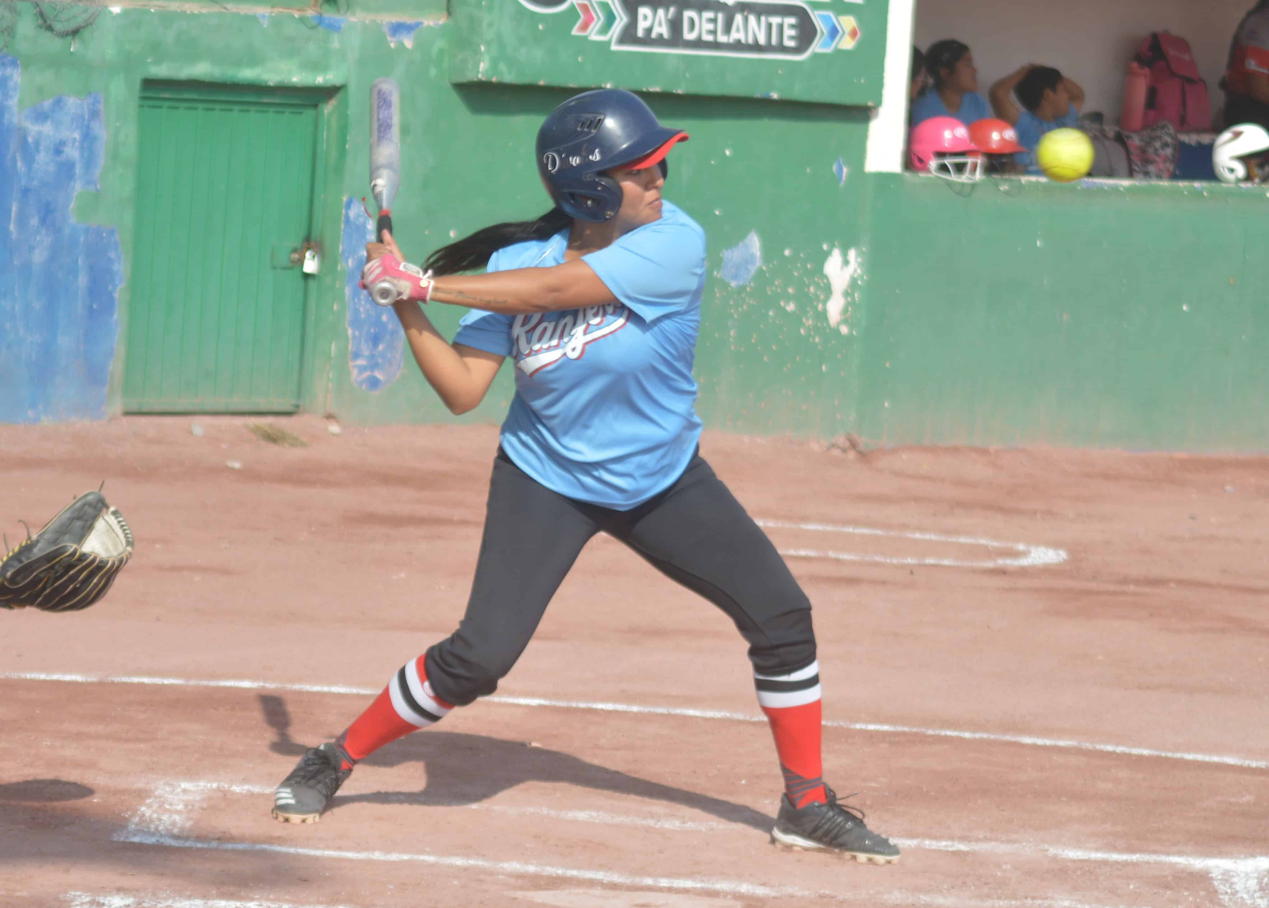 Rangers gana 12-1 a Mitoteras: Fernanda D&aacute;valos brilla en el mont&iacute;culo
