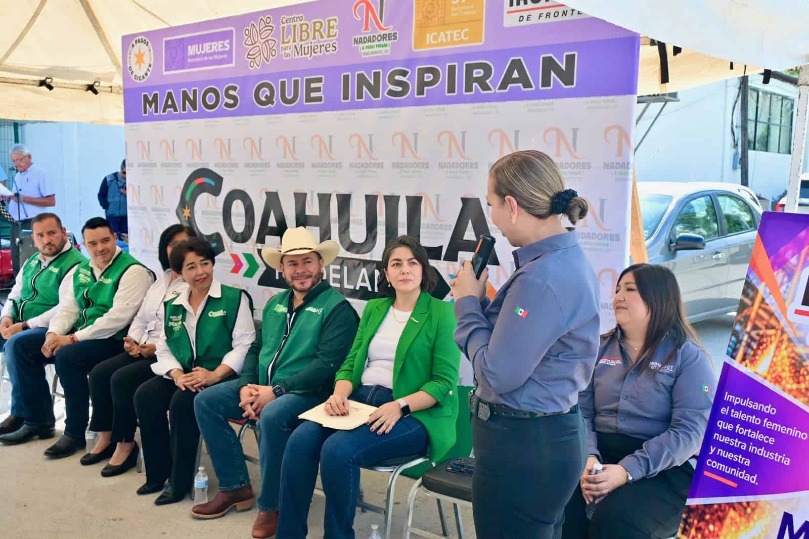 Manolo Jiménez inicia curso de corte y costura en Nadadores